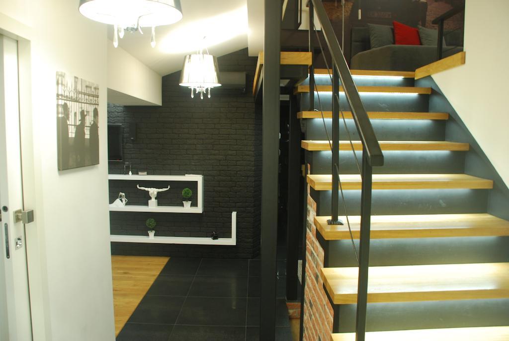 Apartment Black & White *